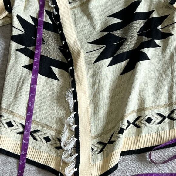 Fringed Aztec Print Off White Open Front Asymmetrical Cardigan Shacket, … - Picture 8 of 9